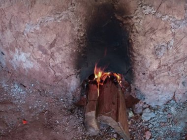 Sobaydaki kütüklerden ateş