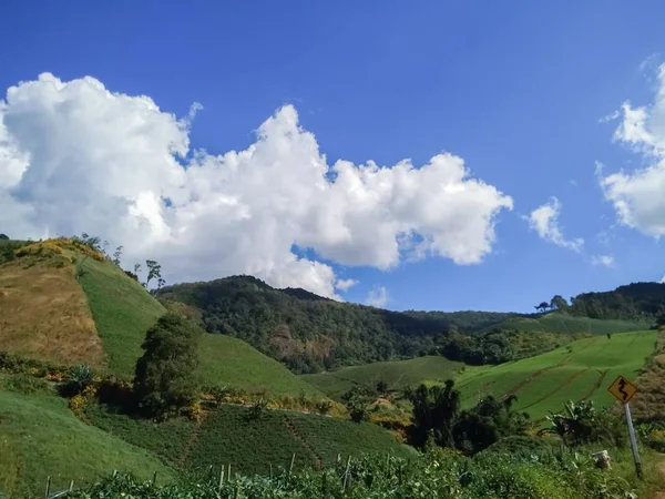 Hermosas Montañas Cielos Azules —  Fotos de Stock