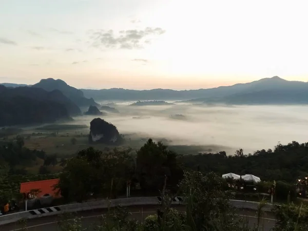 早晨太阳从山后升起 — 图库照片