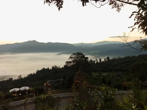 朝の太陽が山の陰に — ストック写真