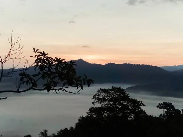 Nubes Niebla Cubiertas Cima Montaña —  Fotos de Stock