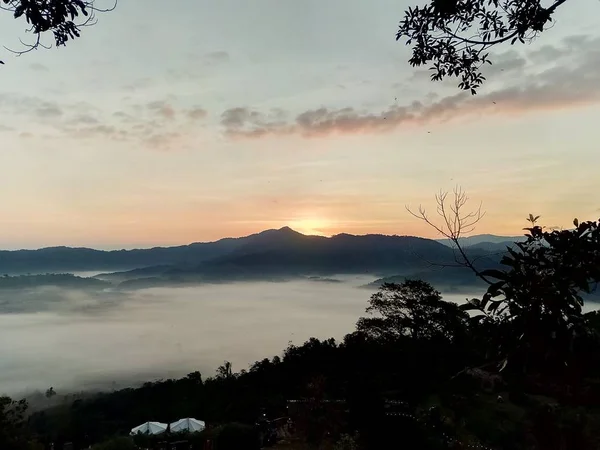 Nubes Niebla Cubiertas Cima Montaña —  Fotos de Stock