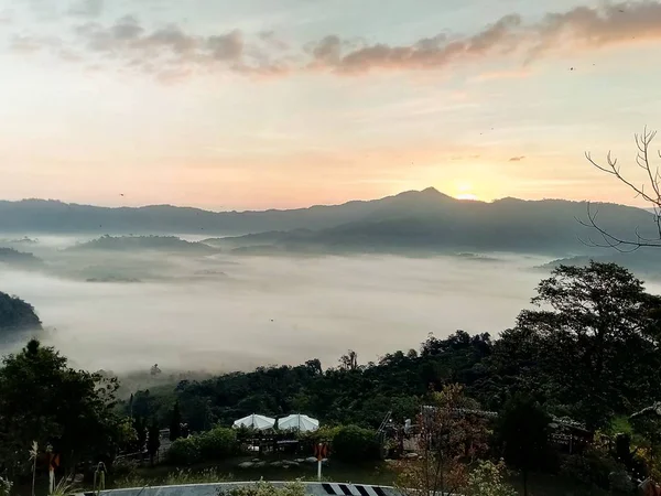 Nubes Niebla Cubiertas Cima Montaña —  Fotos de Stock