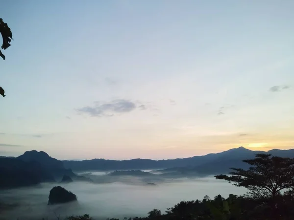 Nuages Brouillard Couverts Sommet Montagne — Photo