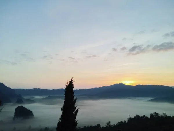 Nubes Niebla Cubiertas Cima Montaña —  Fotos de Stock