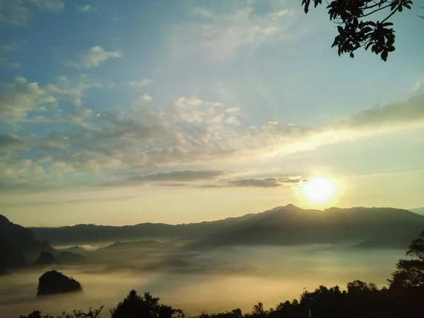 Nubes Niebla Cubiertas Cima Montaña —  Fotos de Stock