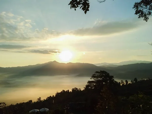 Clouds Mist Covered Top Mountain — Stock Photo, Image