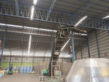 Mahaarakham/Tayland-27 Temmuz 2019:Tayland hükümetinden yetkililer özel pirinç fabrikalarındaki pirinç miktarını inceledi.