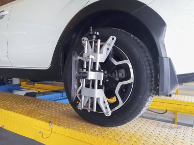 Beyaz arabalar tekerleği ayarlıyor.