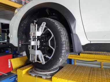 Beyaz arabalar tekerleği ayarlıyor.