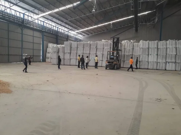 Mahaarakham/Tayland-27 Temmuz 2019:Tayland hükümetinden yetkililer özel pirinç fabrikalarındaki pirinç miktarını inceledi.