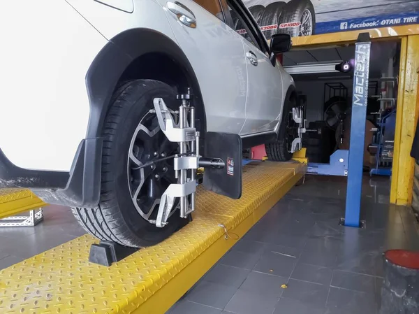 Carros Brancos Estão Ajustando Roda — Fotografia de Stock