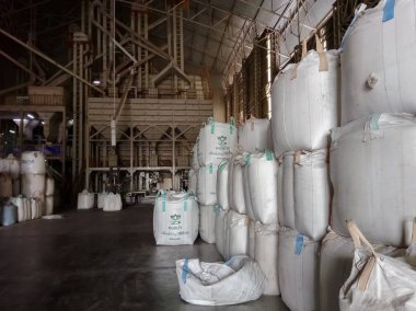 Pirinç fabrikasında çuvallarda paketlenmiş pirinç