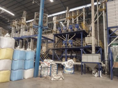 Bir işleme için pirinç değirmeni