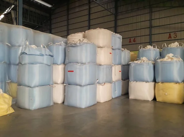 Pirinç fabrikasında çuvallarda paketlenmiş pirinç