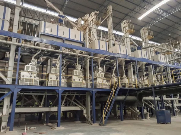 Bir işleme için pirinç değirmeni