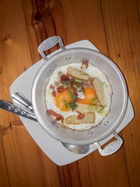 Tavuk yumurtasından yapılan kahvaltı.