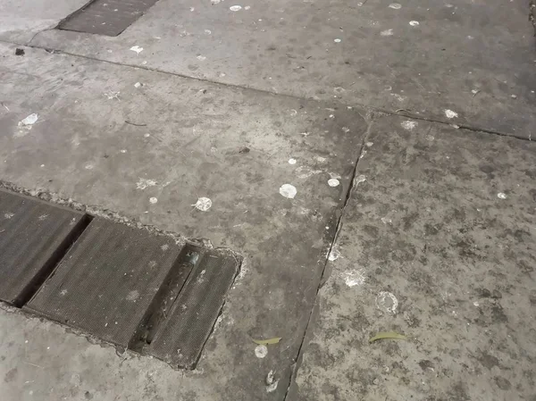 공장에서 콘크리트 바닥에 배설물 — 스톡 사진