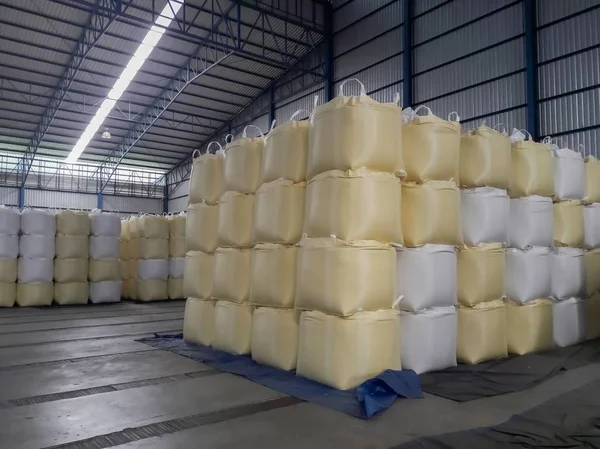 Pirinç fabrikasında çuvallarda paketlenmiş pirinç