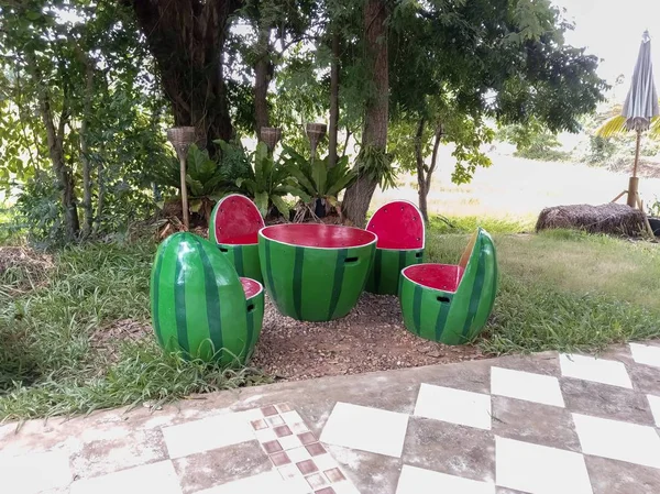 花园里的桌椅形状的西瓜 — 图库照片
