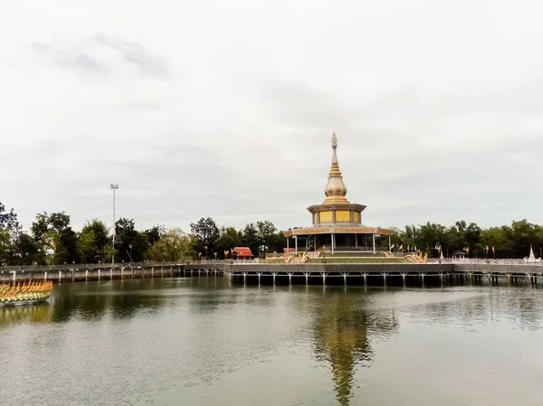 泰国寺庙中美丽的宝塔 — 图库照片