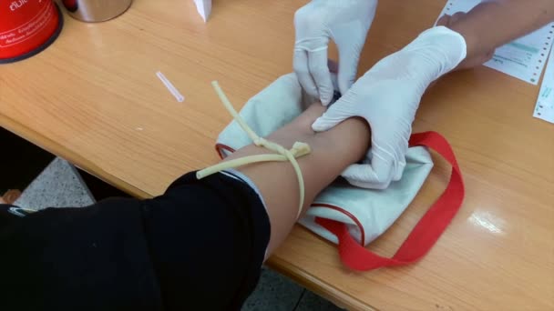 看護師は 健康診断のために血液を採取するために針を使用します — ストック動画