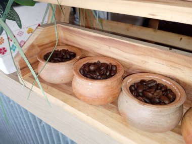 Kahve çekirdekleri küçük kavanozlarda.