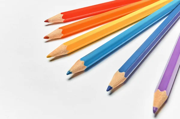 Beyaz arka plan üzerinde renkli pensil gökkuşağı