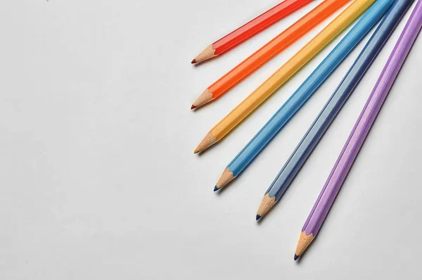 Beyaz arka plan üzerinde renkli pensil gökkuşağı