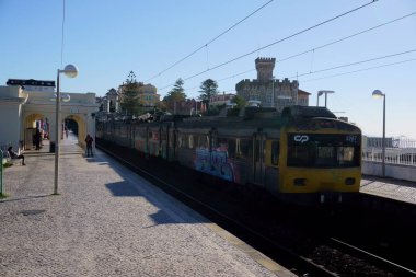 Arka Planda Kale ile İstasyondan Ayrılan Tren