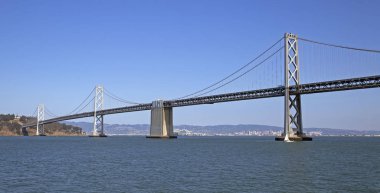 Açık bir günde San Francisco Körfezi Köprüsü