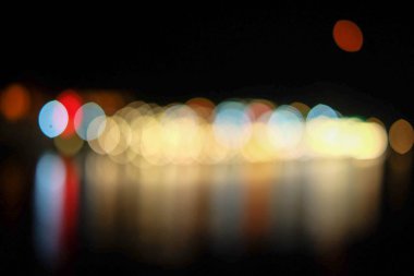 Bokeo gece güzel nehir şehir binasında ışık.