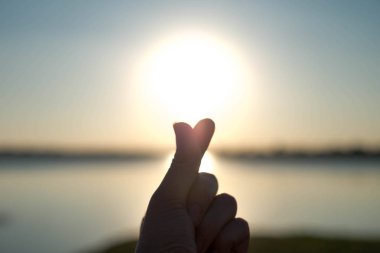 El ve güneş ile yapılan kalp zemin olduğunu.