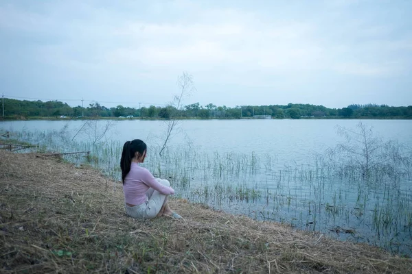 Ragazza Triste Seduta Sola All Aperto Ragazza Adolescente Pensare Con — Foto Stock