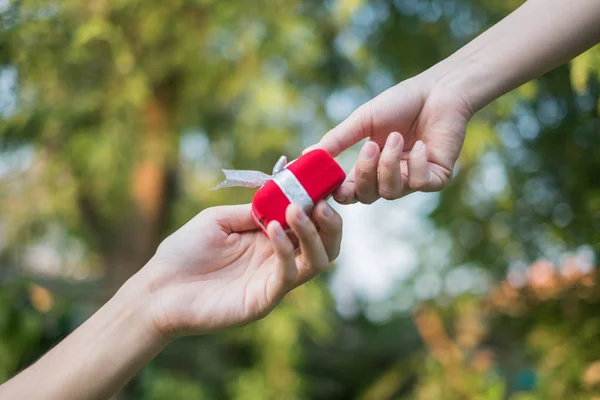 Dando Caja Regalo Roja Con Las Manos Días Especiales Para — Foto de Stock