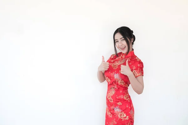 Mujeres Asiáticas Cheongsam Tradicional Chino Con Gesto Felicitaciones Aisladas Sobre —  Fotos de Stock