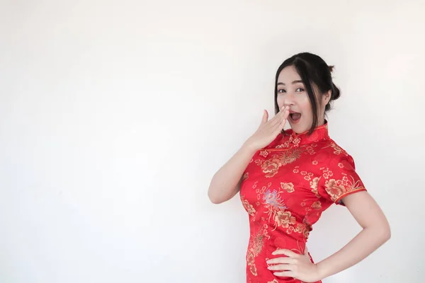 Chinesische Neujahrasiatinnen Traditionellen Chinesischen Cheongsam Kleidern Mit Einer Aufregenden Geste — Stockfoto