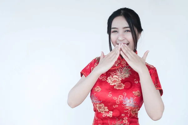 中国新年亚洲妇女在中国传统旗袍礼服以一个令人兴奋的姿态在白色背景 — 图库照片