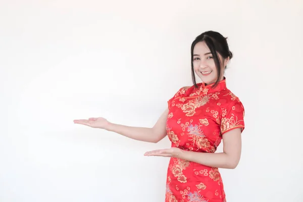 伝統的な中国のチャイナ ドレスでアジアの女性は 白い背景の上の歓迎のジェスチャーとドレスします 女性はことを提案する手を上げています — ストック写真