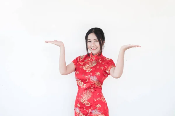 Mulheres Asiáticas Vestidos Tradicionais Chineses Cheongsam Com Gesto Boas Vindas — Fotografia de Stock