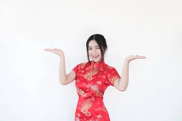 Asiatische Frauen Traditionellen Chinesischen Cheongsam Kleidern Mit Einer Einladenden Geste — Stockfoto