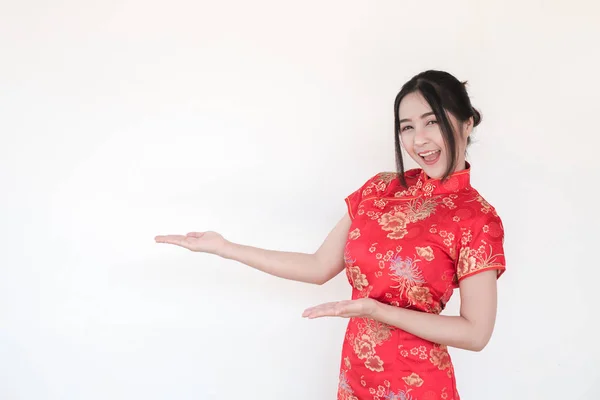 Mujeres Asiáticas Con Vestidos Chinos Tradicionales Cheongsam Con Gesto Bienvenida — Foto de Stock