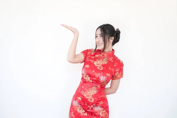 Mujeres Asiáticas Con Vestidos Chinos Tradicionales Cheongsam Con Gesto Bienvenida — Foto de Stock