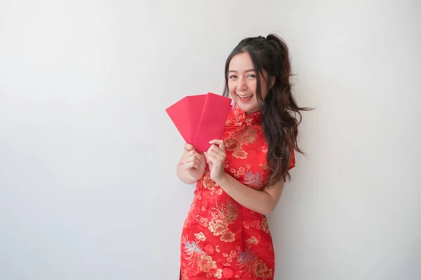 Asiatische Frauen Traditionellen Chinesischen Cheongsam Kleidern Und Zeigen Rote Umschläge — Stockfoto