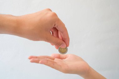 yardım et para izole beyaz arka plan üzerinde