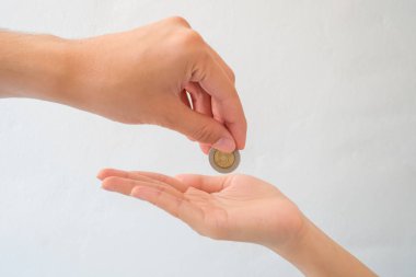 yardım et para izole beyaz arka plan üzerinde