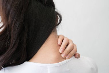 Genç kadın duygu yorgun ve acı boyun ağrısı, sağlık kavramı.