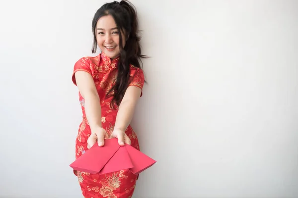 Ασιατικές Γυναίκες Παραδοσιακά Κινέζικα Cheongsam Φορέματα Και Δείχνει Κόκκινο Φακέλους — Φωτογραφία Αρχείου