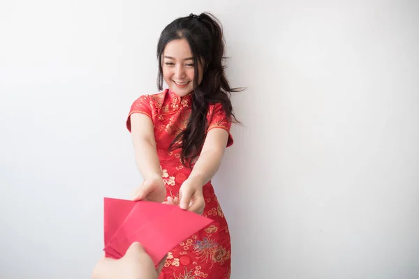 亚洲妇女穿着中国传统旗袍礼服 并为中国新年展示红包 — 图库照片