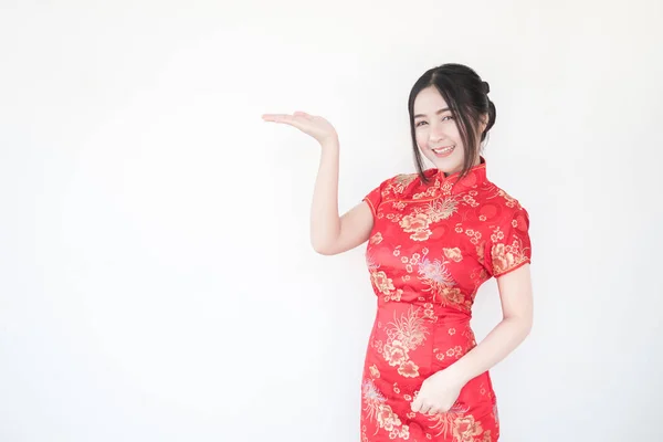 Mujeres Asiáticas Con Vestidos Chinos Tradicionales Cheongsam Con Gesto Bienvenida — Foto de Stock